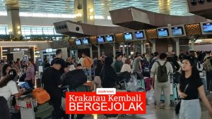Papan informasi digital jadwal penerbangan di Terminal 3 Bandara Soekarno-Hatta yang kembali menyala hijau menampilkan status 'On Time' pascapembukaan ruang udara.