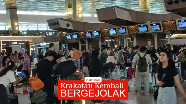 Papan informasi digital jadwal penerbangan di Terminal 3 Bandara Soekarno-Hatta yang kembali menyala hijau menampilkan status 'On Time' pascapembukaan ruang udara.