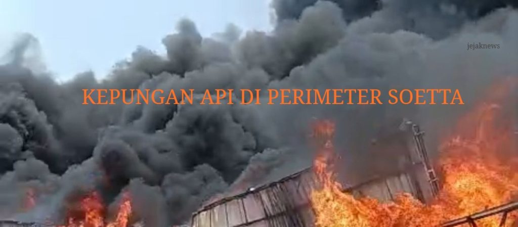Asap hitam pebal membubung dari area pergudangan di luar perimeter luar Bandara Internasional Soekarno-Hatta saat petugas damkar berupaya menjinakkan api.