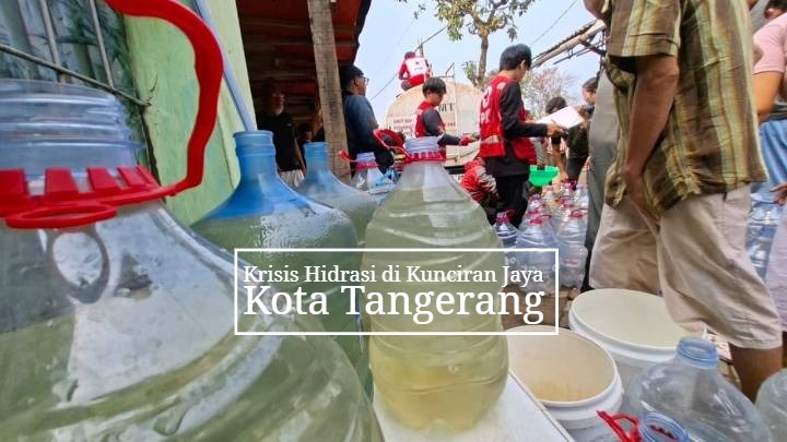 Warga Kunciran Jaya Tangerang mengantre dengan tertib membawa jeriken dan galon kosong di depan mobil tangki air bersih PMI.