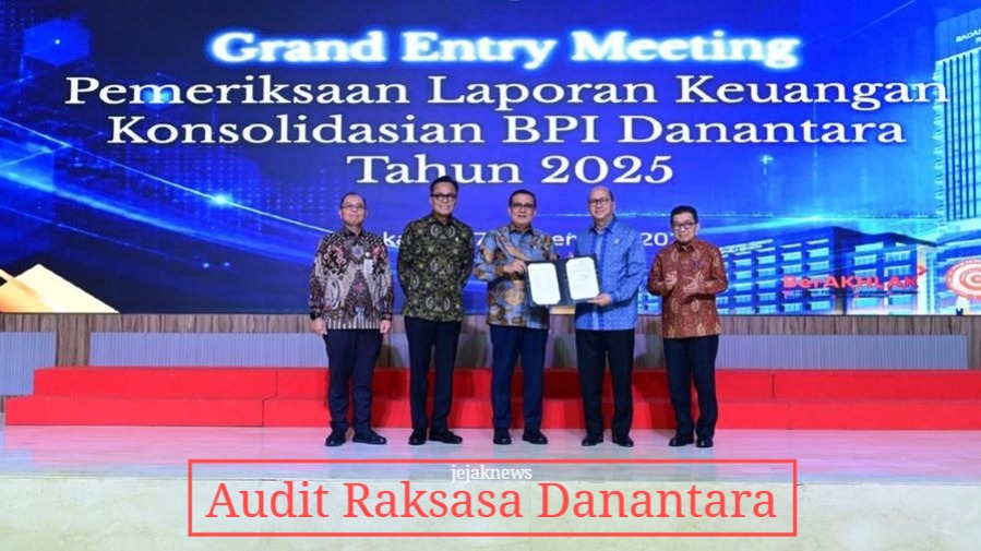Anggota VII BPK Slamet Edy Purnomo menyerahkan berkas Surat Tugas Pemeriksaan kepada CEO BPI Danantara Rosan Roeslani dalam Grand Entry Meeting.