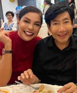 Potret kebersamaan peragawati senior Soraya Haque bersama mendiang seniman besar Guruh Soekarnoputra pada sebuah acara kebudayaan Swara Maharddhika.