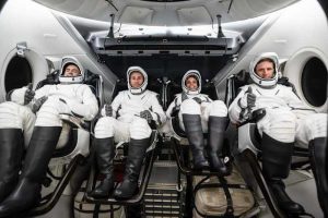 Empat awak misi SpaceX Crew-13 saat melambaikan tangan setibanya di Kennedy Space Center Florida untuk persiapan peluncuran ke ISS.
