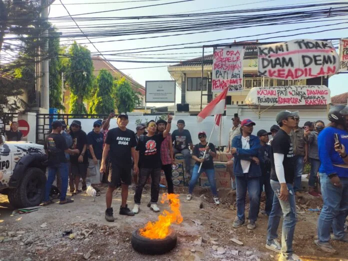 Perwakilan aktivis Aliansi Masyarakat Pati Bersatu (AMPB) menyerahkan berkas laporan dugaan korupsi aset tanah desa di Kantor Kejari Pati.