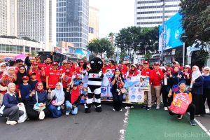 Petugas PMI DKI Jakarta bersama kader Jumantik sedang memberikan edukasi gerakan PSN 3M Plus kepada warga di kawasan Bundaran HI Jakarta saat HBKB.