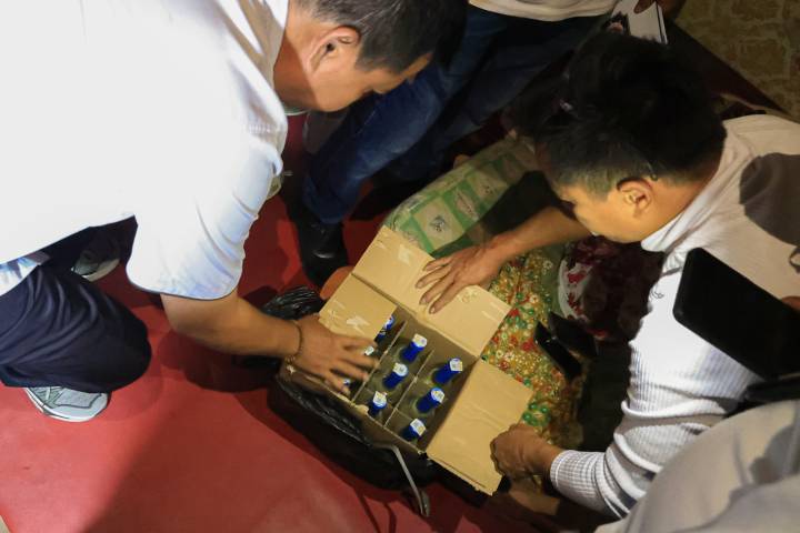 • Petugas gabungan Satpol PP, TNI, dan Polri saat mendata barang bukti miras dan memeriksa sejumlah pelanggar Perda dalam operasi ketertiban umum di Kota Tangerang.