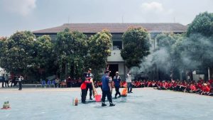 Simulasi pemadaman api menggunakan APAR oleh petugas BPBD Kota Tangerang bersama siswa SMKN 6 Tangerang tahun 2026.