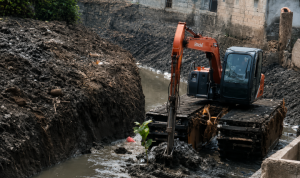 Alat berat ekskavator Dinas PUPR Kota Tangerang mengeruk sedimentasi lumpur di Kali Ledug Periuk tahun 2026.