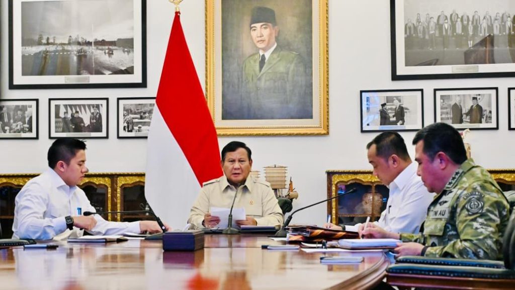 Presiden Prabowo Subianto memimpin rapat terbatas mengenai mitigasi bencana alam Ring of Fire melalui konferensi video dari Istana Merdeka.
