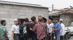 Personel kepolisian Polresta Tangerang berjaga di sekitar lokasi Kecamatan Rajeg untuk memastikan situasi kondusif pasca-mediasi.