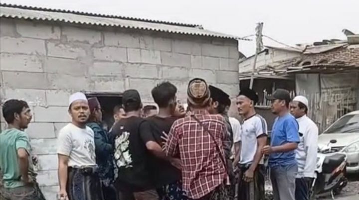 Personel kepolisian Polresta Tangerang berjaga di sekitar lokasi Kecamatan Rajeg untuk memastikan situasi kondusif pasca-mediasi.
