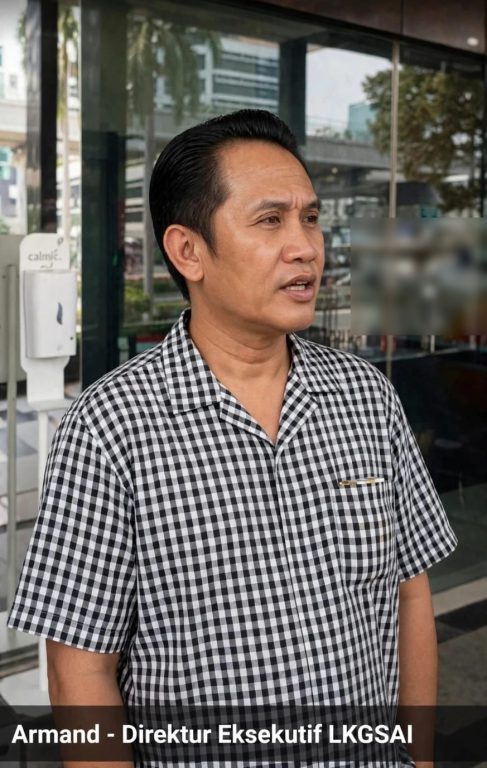 Direktur Eksekutif LKGSAI Armand saat memberikan konferensi pers terkait tuntutan penuntasan skandal korupsi dana CSR BI-OJK yang menyeret anggota DPR RI.