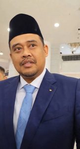 Gubernur Sumatera Utara Bobby Nasution memberikan keterangan pers di depan awak media terkait dinamika politik nasional.
