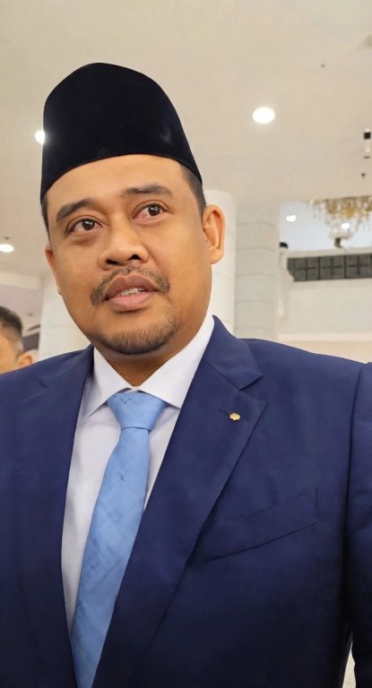 Gubernur Sumatera Utara Bobby Nasution memberikan keterangan pers di depan awak media terkait dinamika politik nasional.