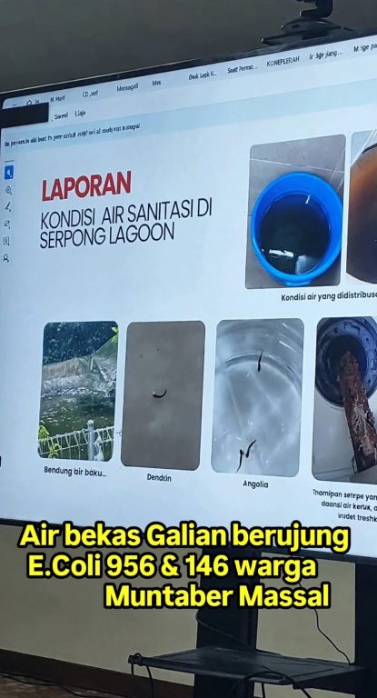 Petugas kesehatan lingkungan saat melakukan pemeriksaan parameter mikrobiologi dan pengambilan sampel air bersih pada instalasi pengolahan air perumahan.