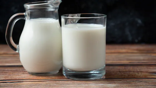 Ilustrasi botol berisi susu segar mentah (raw milk) yang belum melalui proses pemanasan pasteurisasi.