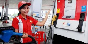 Deretan kendaraan saat melakukan pengisian bahan bakar di area pompa sebuah SPBU di Jakarta pasca-keputusan penahanan harga.