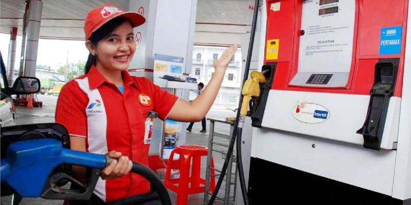 Deretan kendaraan saat melakukan pengisian bahan bakar di area pompa sebuah SPBU di Jakarta pasca-keputusan penahanan harga.